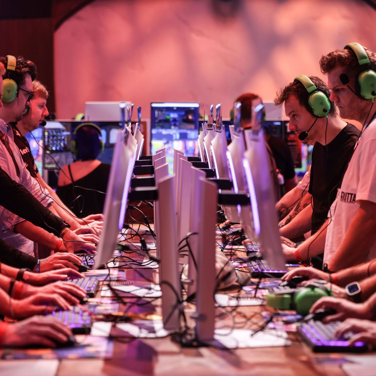 Viele Gamescom-Besucher standen fasziniert vor den Computern und an den Konsolen - ihre Begeisterung für Games ist groß. - Foto: Oliver Berg/dpa