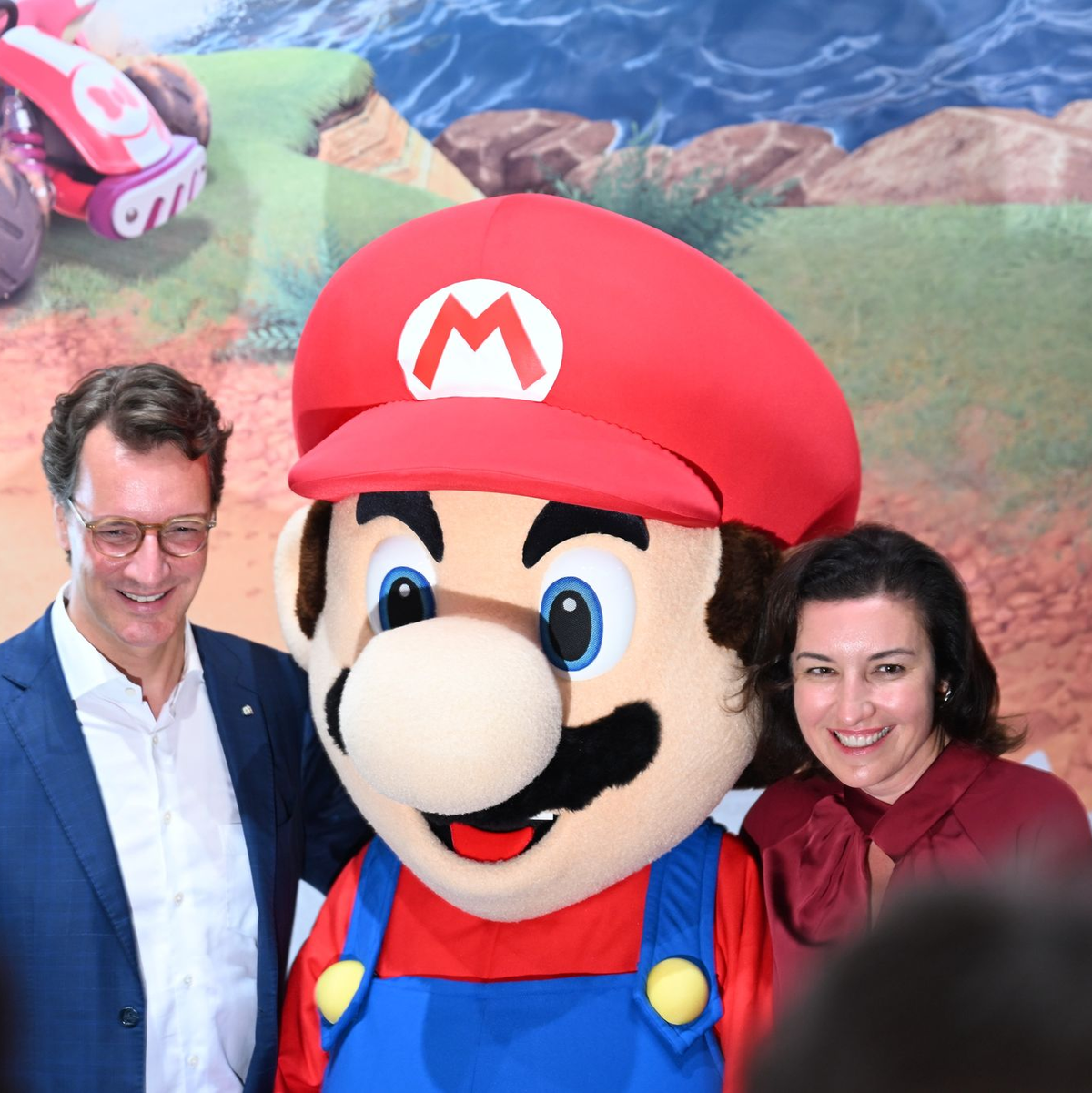 Beim Messerundgang über die Gamescom kam der Tross von Politikern auch beim Messestand von Nintendo vorbei, hier stehen NRW-Ministerpräsident Hendrik Wüst (CDU) und Bundesforschungsministerin Dorothee Bär (CSU) neben einer Mario-Plüschfigur. - Foto: Wolf von Dewitz/dpa