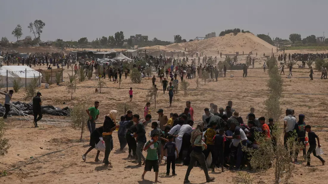 Palästinenser sammeln Hilfsgüter ein.  - Bild: Abdel Kareem Hana/AP/dpa