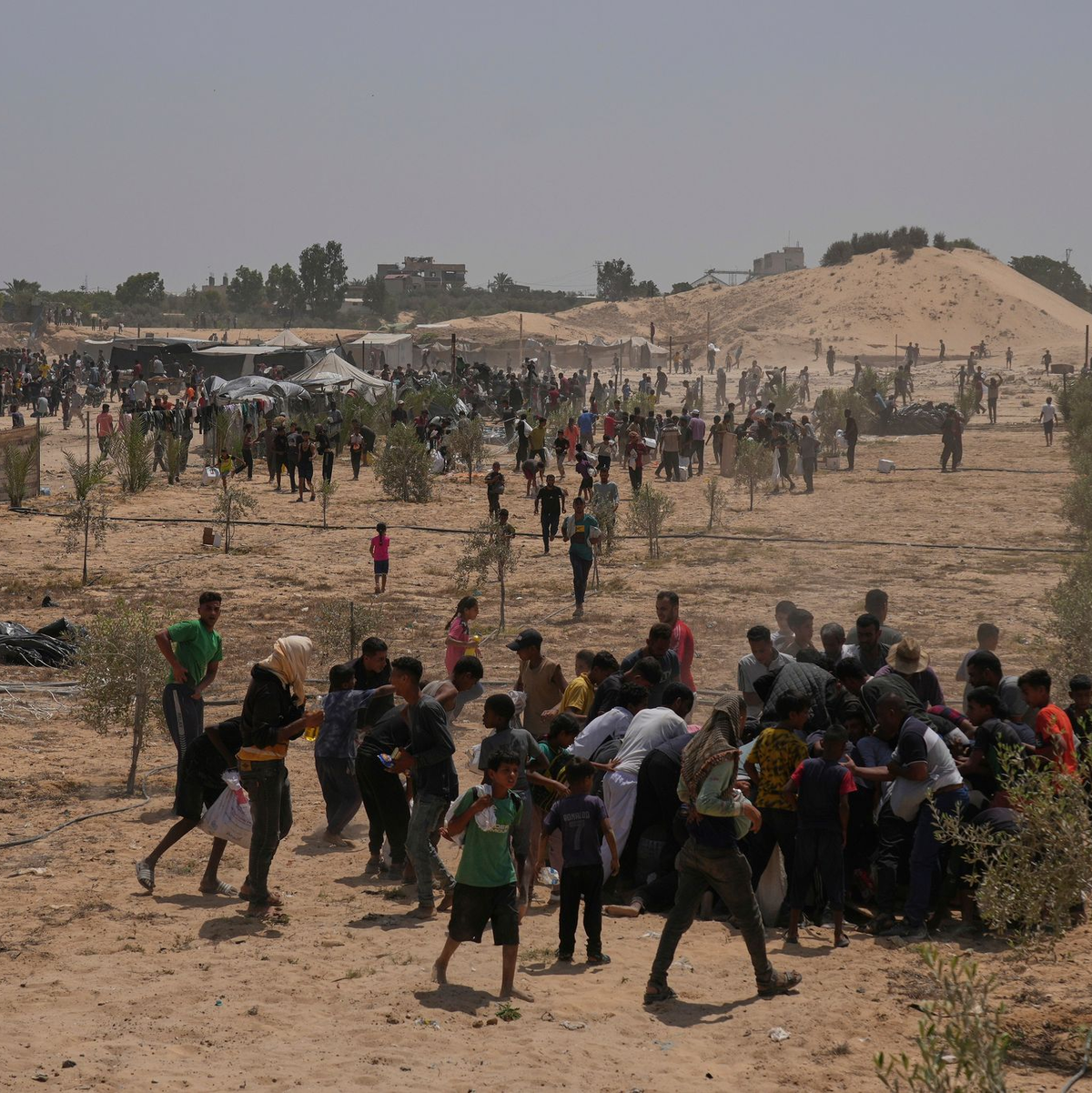 Palästinenser sammeln Hilfsgüter ein.  - Foto: Abdel Kareem Hana/AP/dpa