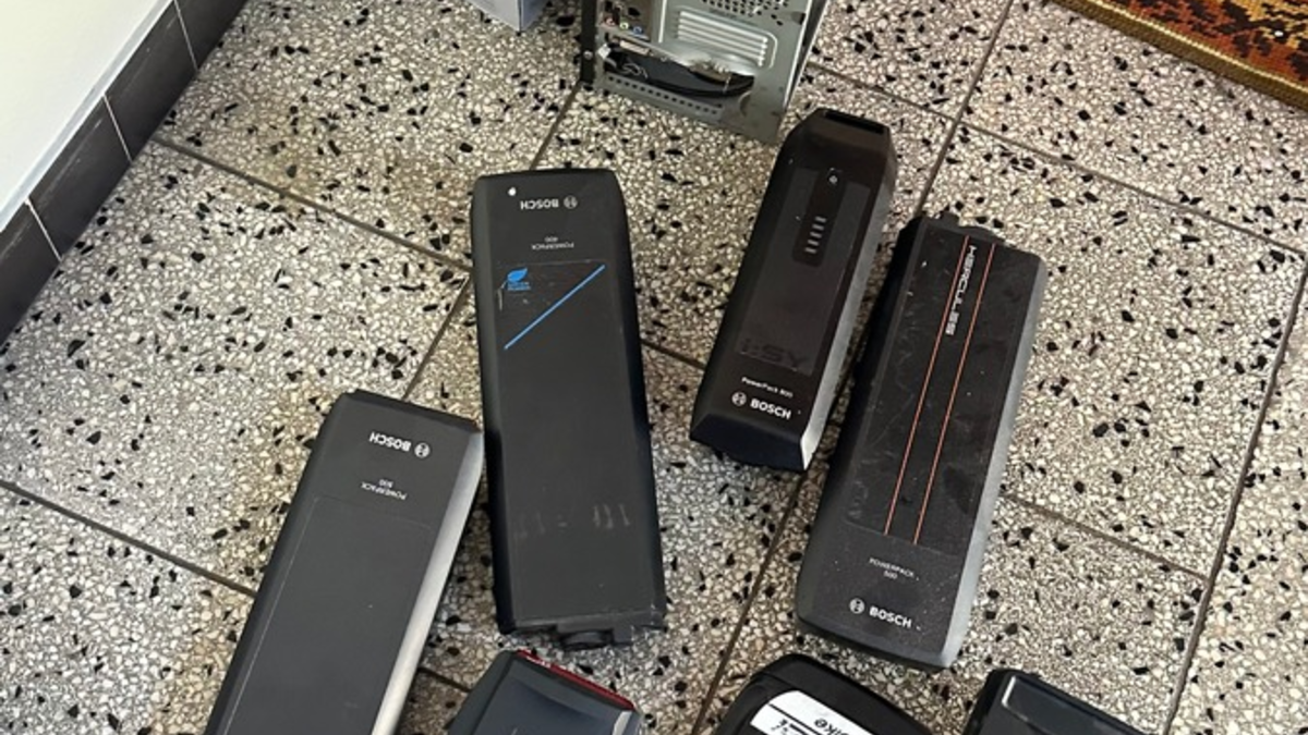 POL-OS: Osnabrück: Polizei sucht Eigentümer gestohlener Fahrrad-Akkus und Zubehör - Foto: presseportal.de