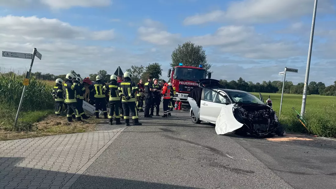 FW-AUR: Verkehrsunfall zwischen Auto und Pritschenwagen - Bild: presseportal.de