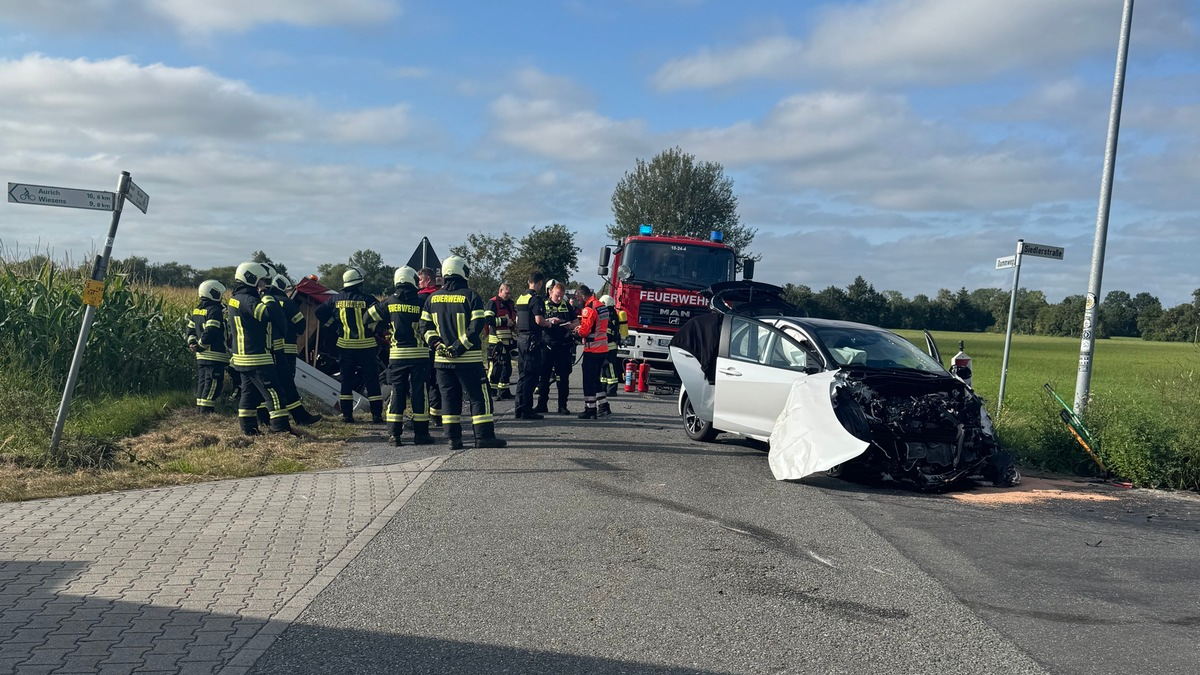 FW-AUR: Verkehrsunfall zwischen Auto und Pritschenwagen - Foto: presseportal.de