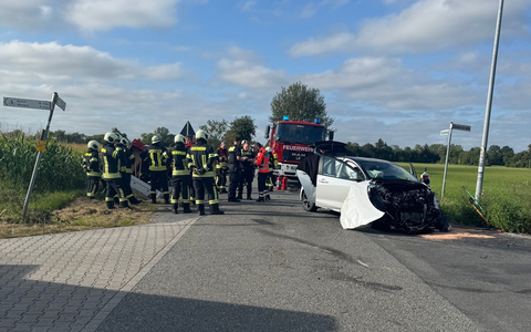 FW-AUR: Verkehrsunfall zwischen Auto und Pritschenwagen - Foto: presseportal.de