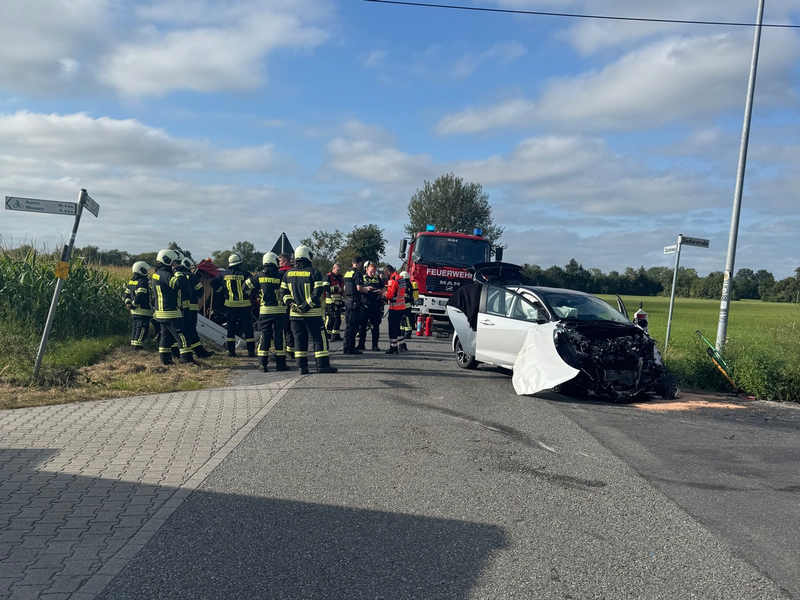 FW-AUR: Verkehrsunfall zwischen Auto und Pritschenwagen - Foto: presseportal.de