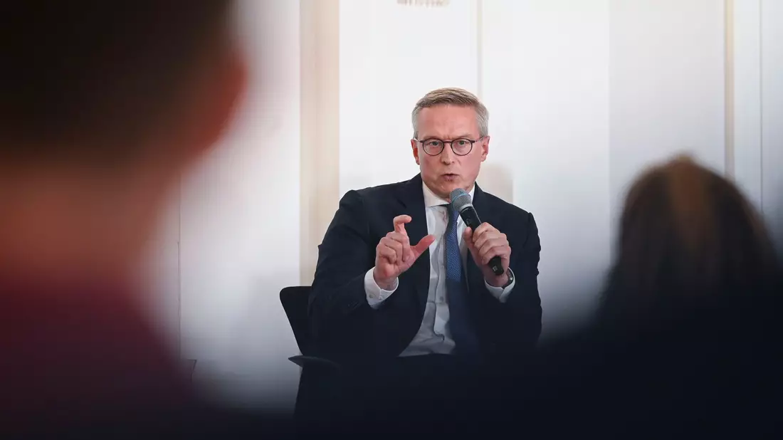 «Deutschland hat über Jahrzehnte bürokratischen Beton angehäuft – jetzt müssen wir ihn konsequent abtragen», schreibt Digitalminister Wildberger an seine Kabinettskolleginnen und -kollegen. (Archivbild) - Bild: Katharina Kausche/dpa