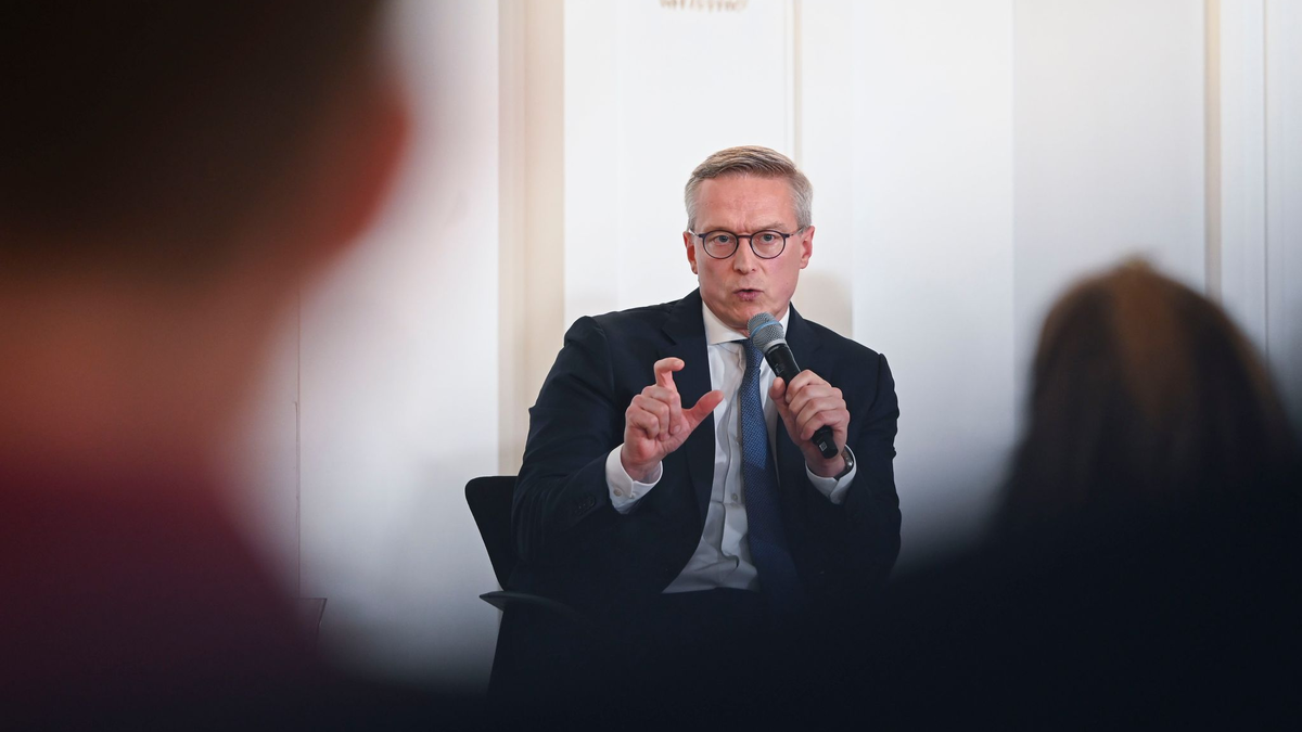 «Deutschland hat über Jahrzehnte bürokratischen Beton angehäuft – jetzt müssen wir ihn konsequent abtragen», schreibt Digitalminister Wildberger an seine Kabinettskolleginnen und -kollegen. (Archivbild) - Foto: Katharina Kausche/dpa