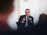 «Deutschland hat über Jahrzehnte bürokratischen Beton angehäuft – jetzt müssen wir ihn konsequent abtragen», schreibt Digitalminister Wildberger an seine Kabinettskolleginnen und -kollegen. (Archivbild) - Foto: Katharina Kausche/dpa