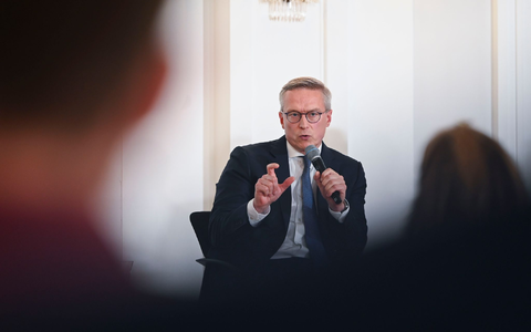 «Deutschland hat über Jahrzehnte bürokratischen Beton angehäuft – jetzt müssen wir ihn konsequent abtragen», schreibt Digitalminister Wildberger an seine Kabinettskolleginnen und -kollegen. (Archivbild) - Foto: Katharina Kausche/dpa