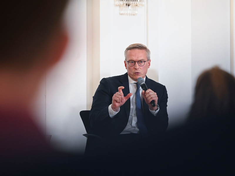«Deutschland hat über Jahrzehnte bürokratischen Beton angehäuft – jetzt müssen wir ihn konsequent abtragen», schreibt Digitalminister Wildberger an seine Kabinettskolleginnen und -kollegen. (Archivbild) - Foto: Katharina Kausche/dpa