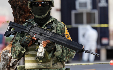 Gewalttätige Banden sind in Mexiko in Drogenkriminalität, Erpressung und Benzindiebstahl verwickelt. Sie kämpfen gegeneinander um Einflusszonen. (Archivbild) - Foto: Mario Armas/AP/dpa