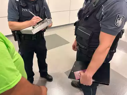 HZA-K: Großeinsatz des Kölner Zolls auf der Gamescom/Bei rund 60 Personen Anhaltspunkte für Schwarzarbeit und Leistungsmissbrauch aufgedeckt, auch minderjährigen Deutsch-Libanesen als Ordner angetroffen - Foto: presseportal.de