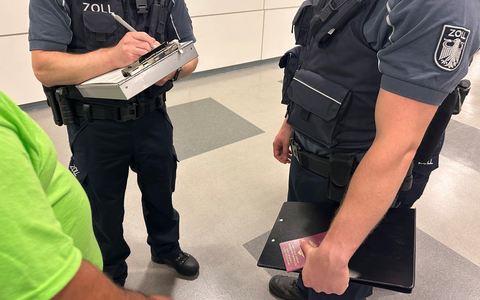 HZA-K: Großeinsatz des Kölner Zolls auf der Gamescom/Bei rund 60 Personen Anhaltspunkte für Schwarzarbeit und Leistungsmissbrauch aufgedeckt, auch minderjährigen Deutsch-Libanesen als Ordner angetroffen - Foto: presseportal.de