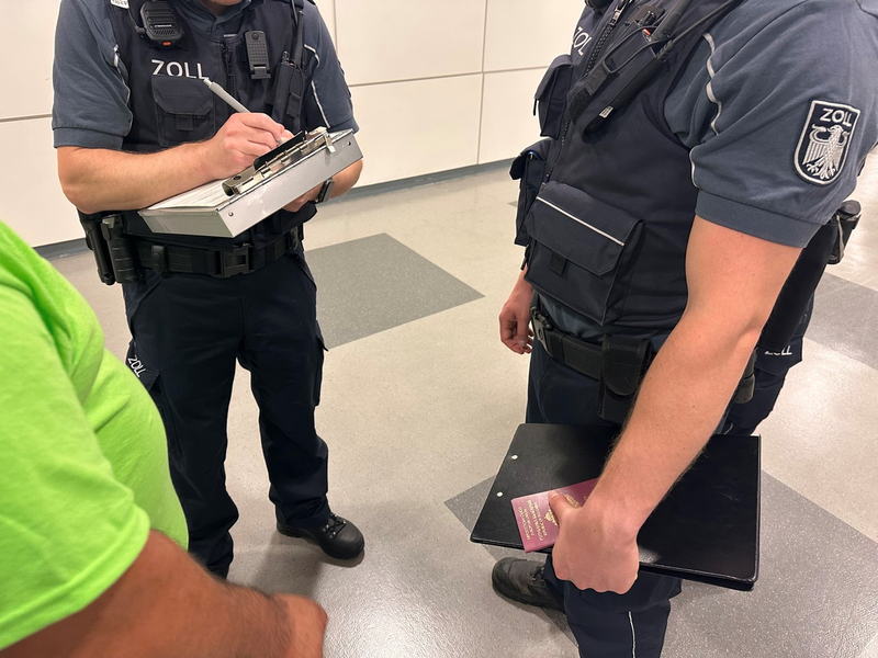 HZA-K: Großeinsatz des Kölner Zolls auf der Gamescom/Bei rund 60 Personen Anhaltspunkte für Schwarzarbeit und Leistungsmissbrauch aufgedeckt, auch minderjährigen Deutsch-Libanesen als Ordner angetroffen - Foto: presseportal.de