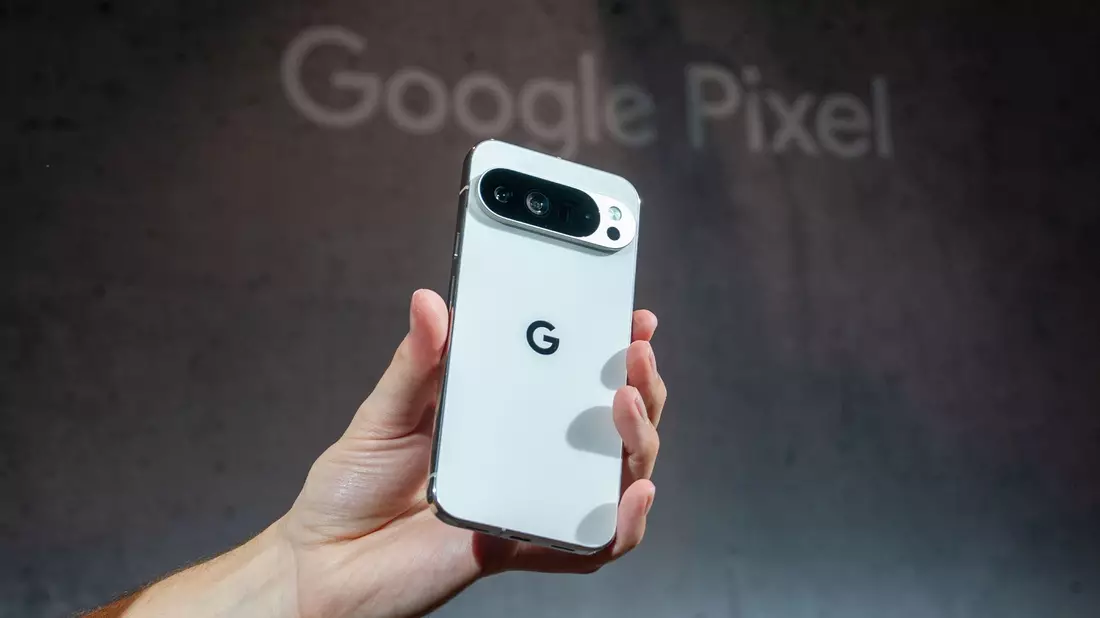 Beim auffaltbaren Pixel 10 Pro Fold nutzt Google das größere Display, um nebeneinander das Kamera-Bild und die neuesten aufgenommenen Fotos anzuzeigen. - Bild: Andrej Sokolow/dpa