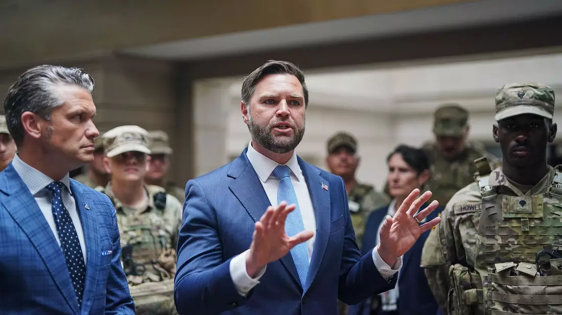 Verteidigungsminister Hegseth (l) und Vizepräsident Vance sprechen im Hauptbahnhof von Washington mit Mitgliedern der Nationalgarde. - Bild: Alexander Drago/Pool Reuters/AP/dpa