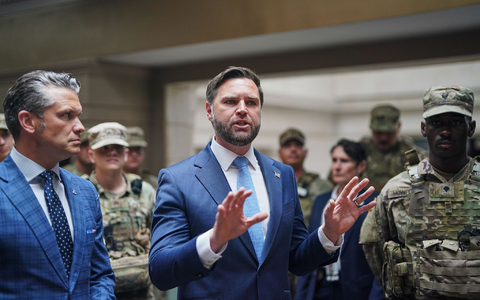 Verteidigungsminister Hegseth (l) und Vizepräsident Vance sprechen im Hauptbahnhof von Washington mit Mitgliedern der Nationalgarde. - Foto: Alexander Drago/Pool Reuters/AP/dpa