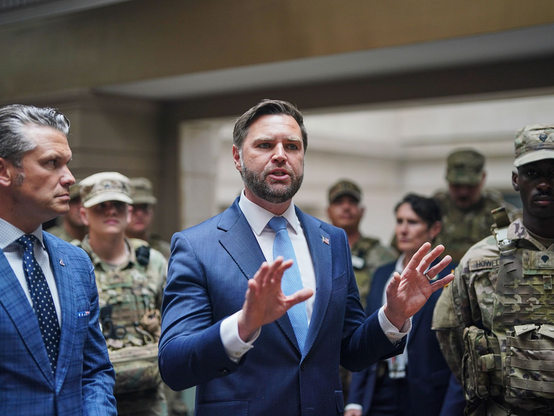 Verteidigungsminister Hegseth (l) und Vizepräsident Vance sprechen im Hauptbahnhof von Washington mit Mitgliedern der Nationalgarde. - Foto: Alexander Drago/Pool Reuters/AP/dpa