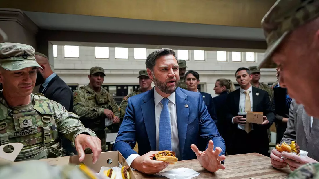 Die Vertreter der Trump-Regierung ließen sich mit den Soldaten in einem Fastfoodrestaurant ablichten. - Bild: Alexander Drago/Pool Reuters / AP/dpa