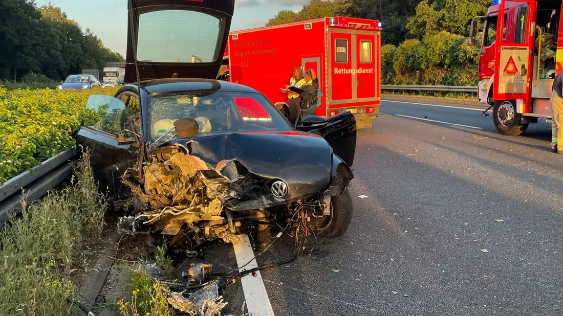 FW Lehrte: Schwerer Unfall auf der A2 zwischen Lehrte und Hämelerwald - Bild: presseportal.de