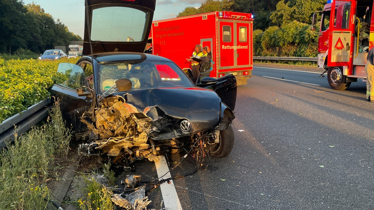 FW Lehrte: Schwerer Unfall auf der A2 zwischen Lehrte und Hämelerwald - Foto: presseportal.de