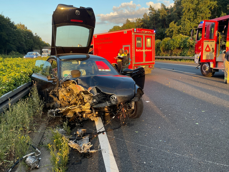 FW Lehrte: Schwerer Unfall auf der A2 zwischen Lehrte und Hämelerwald - Foto: presseportal.de