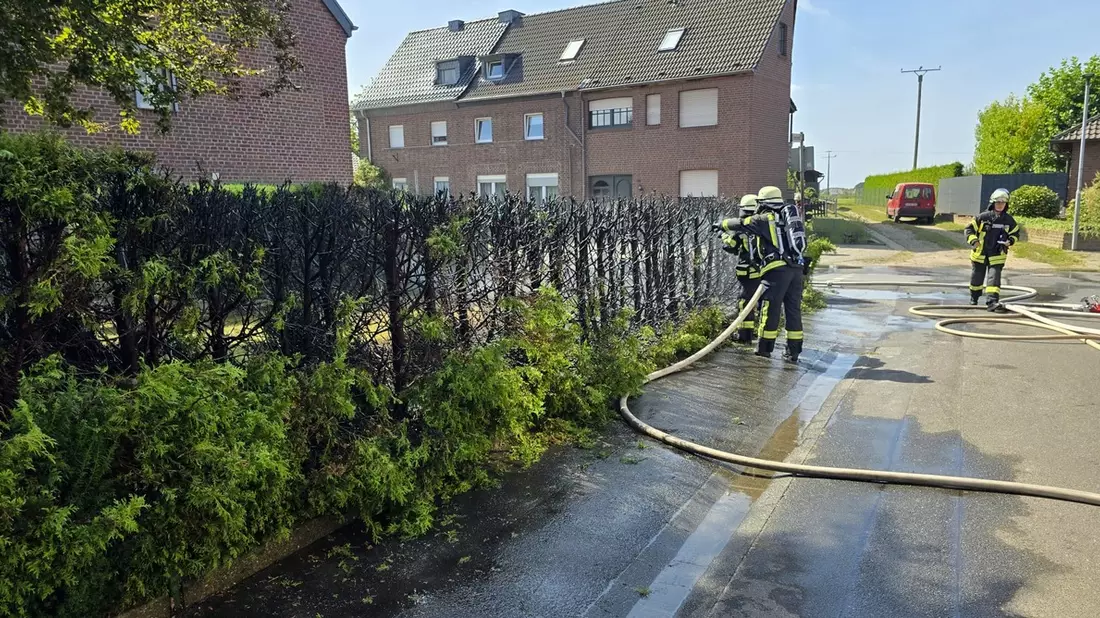 FFW Schwalmtal: Heckenbrand greift auf Holzzaun über - Feuerwehr verhindert Ausbreitung - Bild: presseportal.de