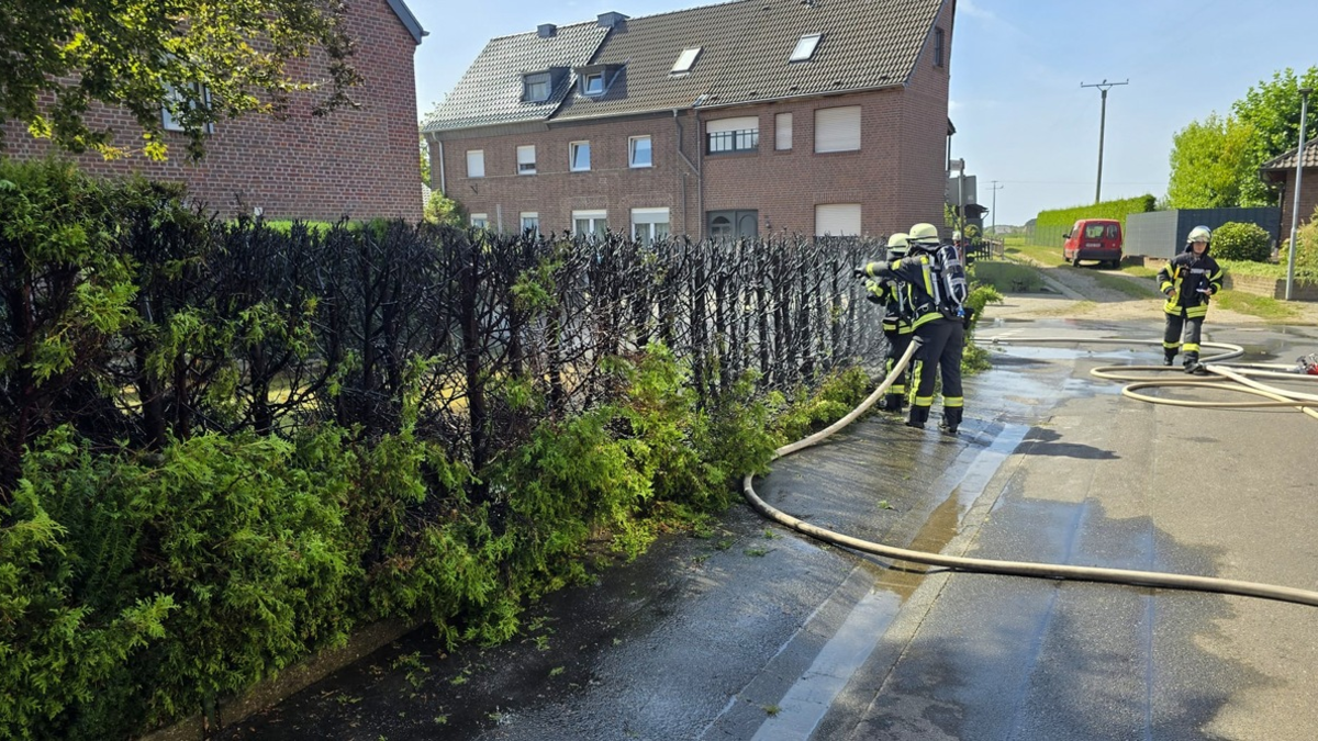FFW Schwalmtal: Heckenbrand greift auf Holzzaun über - Feuerwehr verhindert Ausbreitung - Foto: presseportal.de