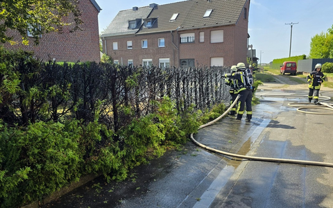 FFW Schwalmtal: Heckenbrand greift auf Holzzaun über - Feuerwehr verhindert Ausbreitung - Foto: presseportal.de FFW Schwalmtal: Heckenbrand greift auf Holzzaun über - Feuerwehr verhindert Ausbreitung - Foto: presseportal.de