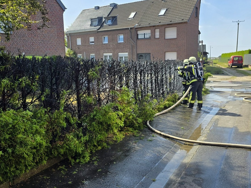 FFW Schwalmtal: Heckenbrand greift auf Holzzaun über - Feuerwehr verhindert Ausbreitung - Foto: presseportal.de