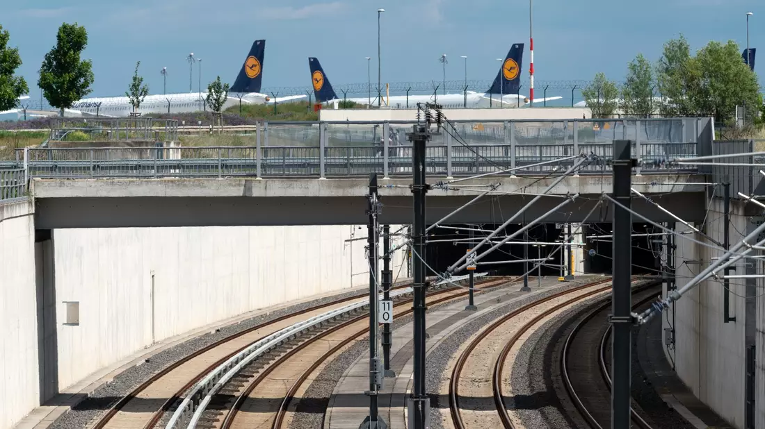 Bahn oder Flugzeug? Der Preis spielt bei der Entscheidung eine Rolle. (Symbolbild) - Bild: Soeren Stache/dpa-Zentralbild/ZB