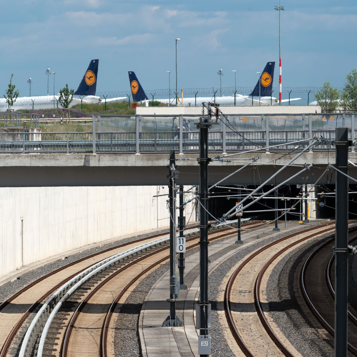Bahn oder Flugzeug? Der Preis spielt bei der Entscheidung eine Rolle. (Symbolbild) - Foto: Soeren Stache/dpa-Zentralbild/ZB