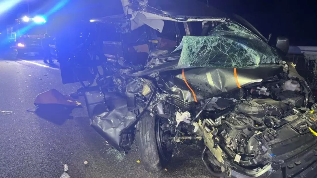 API-TH: Kleinbus fährt auf Sattelanhänger auf Autobahn 4 bei Wandersleben auf! - Bild: presseportal.de