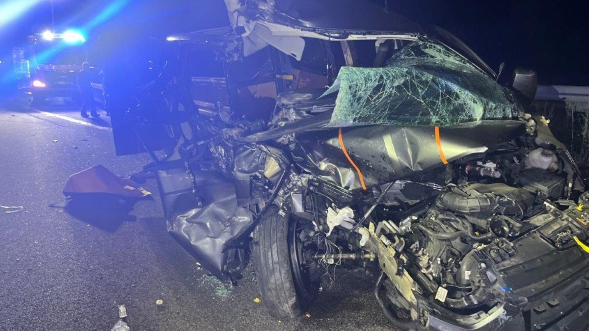 API-TH: Kleinbus fährt auf Sattelanhänger auf Autobahn 4 bei Wandersleben auf! - Foto: presseportal.de