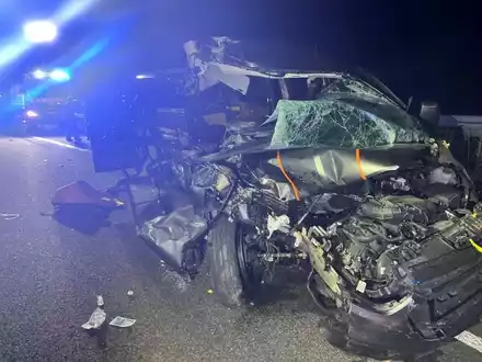 API-TH: Kleinbus fährt auf Sattelanhänger auf Autobahn 4 bei Wandersleben auf! - Foto: presseportal.de