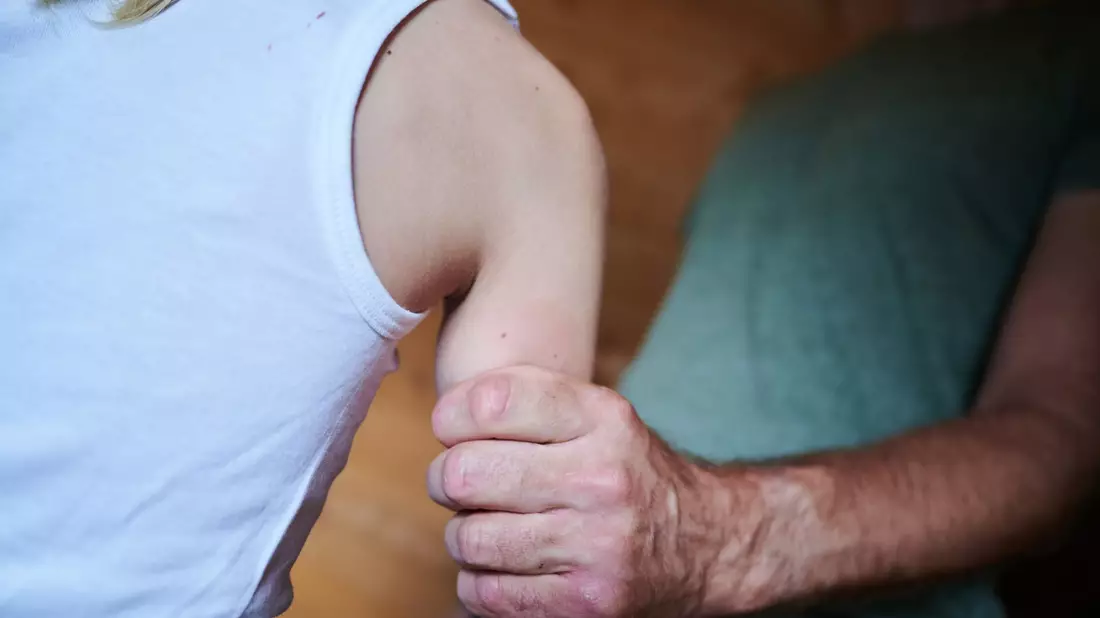Laut Kriminalstatistik bearbeitete die Polizei im vergangenen Jahr 16.354 Fälle von sexuellem Missbrauch von Kindern. (Symbolbild) - Bild: Annette Riedl/dpa