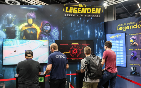 Mit knalligen Farben möchte der BND die Aufmerksamkeit auf das eigene Game lenken. - Foto: Oliver Berg/dpa