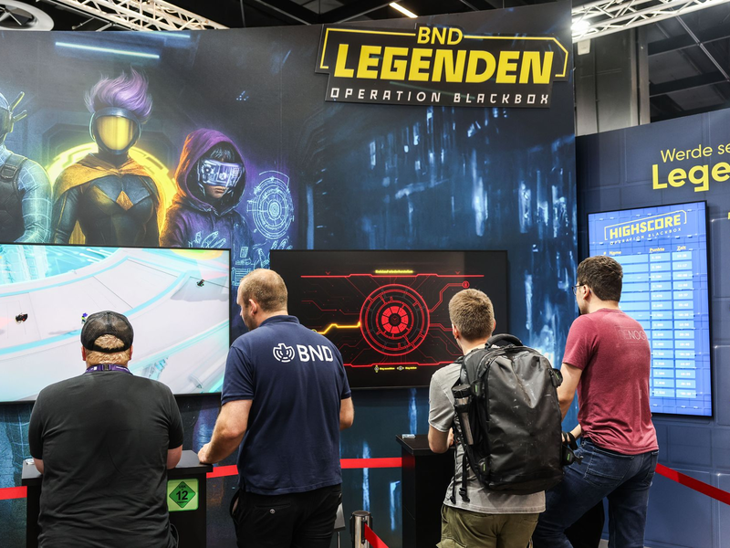 Mit knalligen Farben möchte der BND die Aufmerksamkeit auf das eigene Game lenken. - Foto: Oliver Berg/dpa