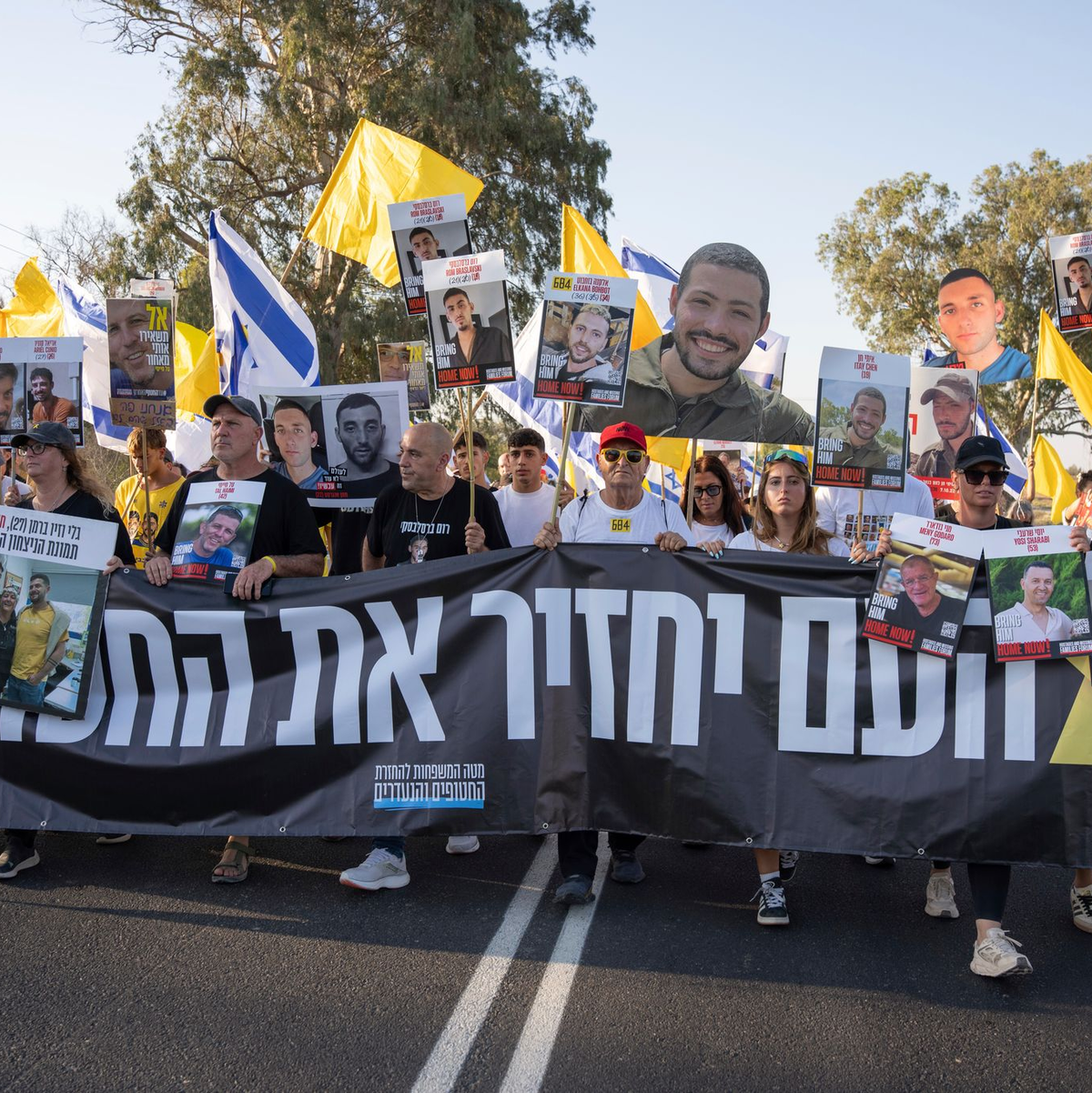 Angehörige fordern die Freilassung der Geiseln.   - Foto: Maya Levin/AP/dpa