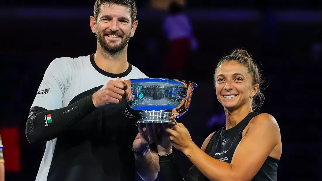 Das italienische Duo Andrea Vavassori und Sara Errani jubelt über den Titel bei den US Open. - Bild: Yuki Iwamura/AP/dpa