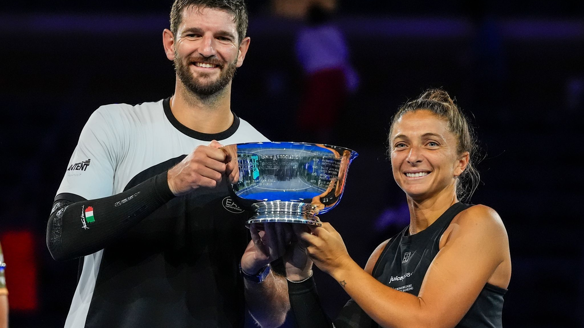 Das italienische Duo Andrea Vavassori und Sara Errani jubelt über den Titel bei den US Open. - Foto: Yuki Iwamura/AP/dpa