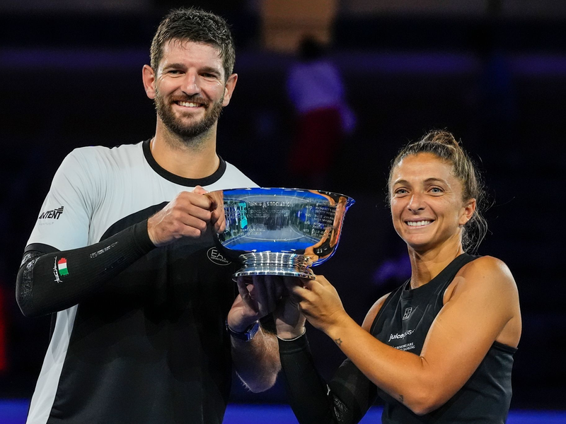 Das italienische Duo Andrea Vavassori und Sara Errani jubelt über den Titel bei den US Open. - Foto: Yuki Iwamura/AP/dpa
