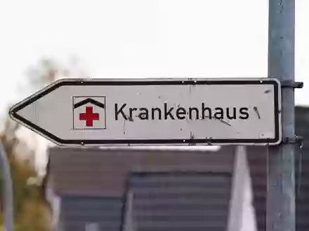 Krankenkassen warnen vor weniger strengen Standards für die Kliniken. (Symbolbild) - Foto: Marcus Brandt/dpa