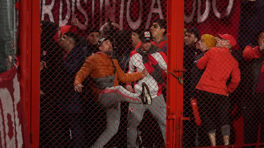 Eine Auseinandersetzung beim Fußball in Buenos Aires. - Bild: Gustavo Garello/AP/dpa