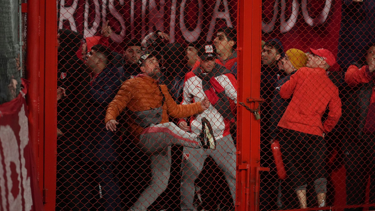 Eine Auseinandersetzung beim Fußball in Buenos Aires. - Foto: Gustavo Garello/AP/dpa