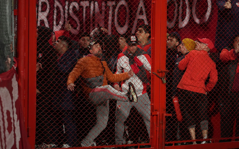 Eine Auseinandersetzung beim Fußball in Buenos Aires. - Foto: Gustavo Garello/AP/dpa