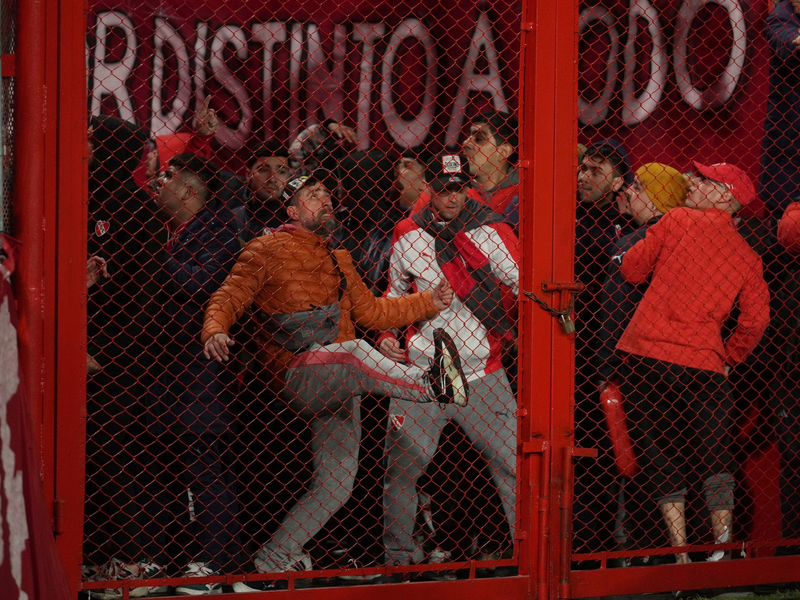Eine Auseinandersetzung beim Fußball in Buenos Aires. - Foto: Gustavo Garello/AP/dpa