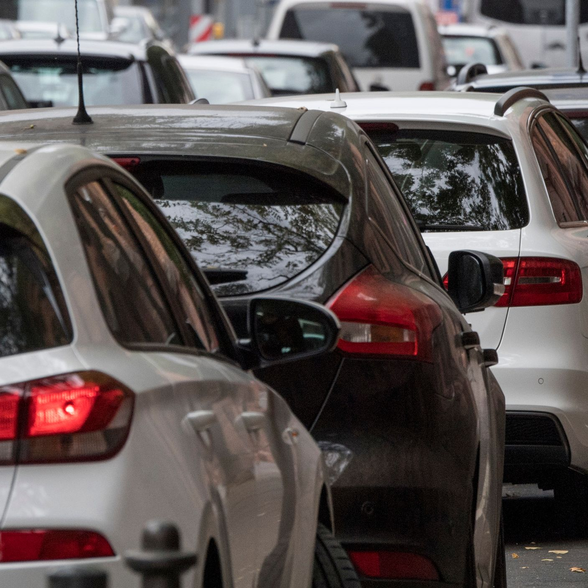 Pkw-Dichte steigt seit Jahren. (Archivbild) - Foto: Boris Roessler/dpa