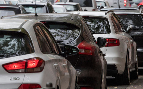 Pkw-Dichte steigt seit Jahren. (Archivbild) - Foto: Boris Roessler/dpa