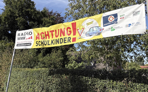 POL-BOR: Verkehrssicherheitskampagne Kreis Borken sieht gelb! startet bald / An zehn Grundschulen im Kreisgebiet Verkehrskontrollen der Polizei, die dabei von Schulkindern unterstĂŒtzt wird - Foto: presseportal.de POL-BOR: Verkehrssicherheitskampagne Kreis Borken sieht gelb! startet bald / An zehn Grundschulen im Kreisgebiet Verkehrskontrollen der Polizei, die dabei von Schulkindern unterstĂŒtzt wird - Foto: presseportal.de